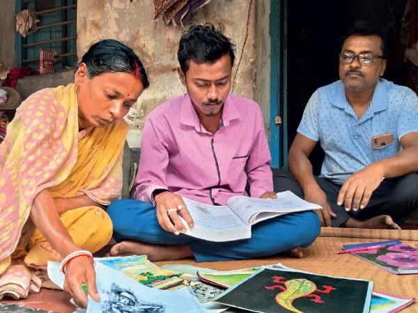 মেধাবী ছাত্রকে বাঁচাতে কিডনি দিচ্ছেন বাবা, টাকার অভাবে থমকে অপারেশন
