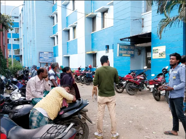 চাঁচল হাসপাতালে রোগী ও পরিজনদের বসার পর্যাপ্ত ব্যবস্থা নেই