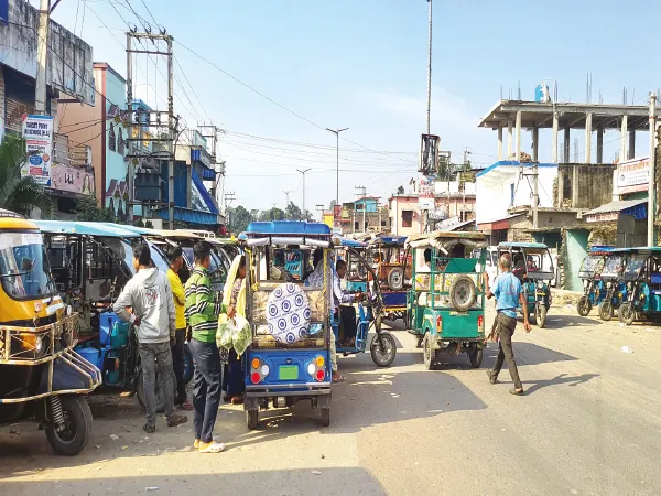 টোটোর দৌরাত্ম্যে জেরবার ইটাহার, দ্রুত পার্কিং জোনের দাবি চালকদের