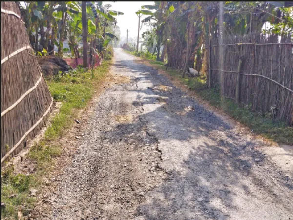 দু&rsquo;বছরেই পিচ উঠে বেহাল দশা সুতাহাটির&nbsp;আট কিমি রাস্তা