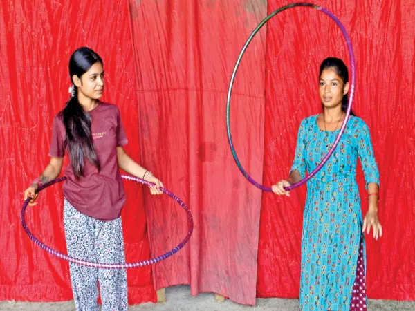 রিং ডান্স থেকে এক চাকার সাইকেলে কসরত, মা-মেয়ের খেলা দেখে হাততালির ঝড় জনতার
