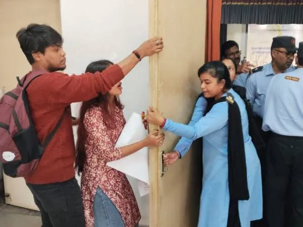 বিশ্বভারতীতে বিজেপি-আরএসএস নেতাদের নিয়ে সভা, বিক্ষোভে উত্তাল বিশ্ববিদ্যালয় প্রাঙ্গণ