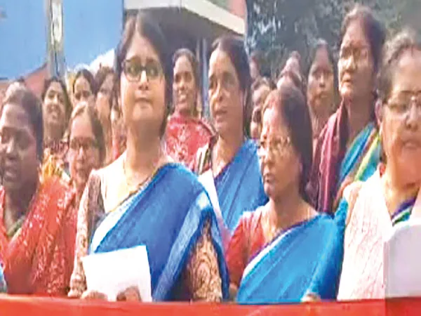 পুরুলিয়া ডিএম অফিসের সামনে আইসিডিএস কর্মীদের বিক্ষোভ