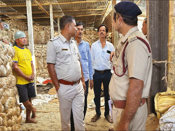 অগ্নি নির্বাপণ ব্যবস্থা ছাড়াই চলছে একাধিক গোডাউন-মিষ্টির কারখানা, নোটিস ধরাল প্রশাসন