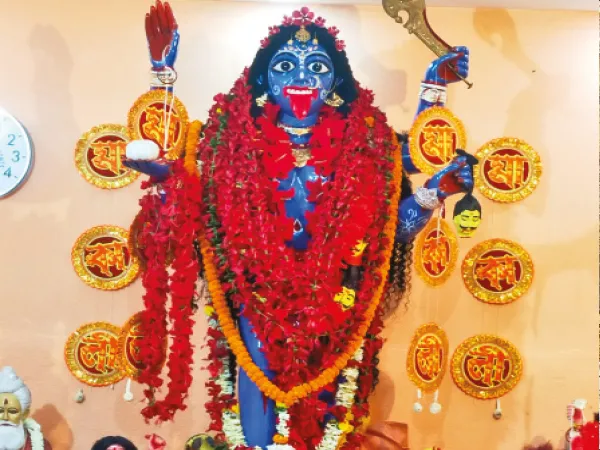 গোঁসাইপুরে স্বপ্নেশ্বরী বোল্লা কালী পুজোয় ভক্তের ঢল