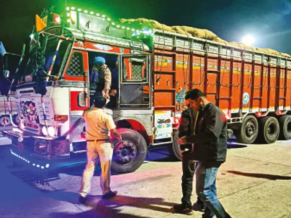 ভিনরাজ্যে আলু যাওয়া রুখতে এবার ময়নাগুড়িতে নাকা চেকিং শুরু পুলিসের