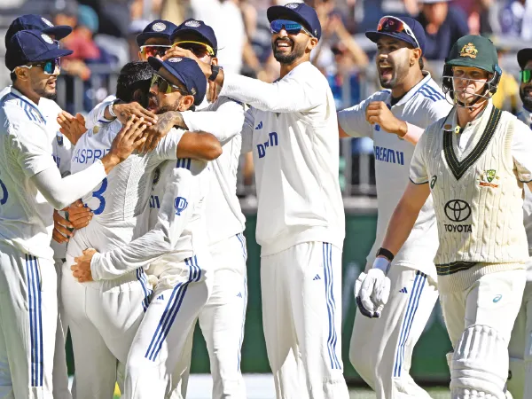 পারথে প্রথম দিনেই পড়ল ১৭ উইকেট, টিম ইন্ডিয়া এগিয়ে ৮৩ রানে,&nbsp;বোলাররা ম্যাচে ফেরালেন ভারতকে