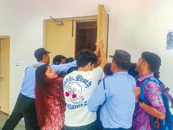 আলোচনা সভায় বিজেপি নেতার উপস্থিতি ঘিরে ক্ষোভ, উত্তাল বিশ্বভারতী বিশ্ববিদ্যালয়