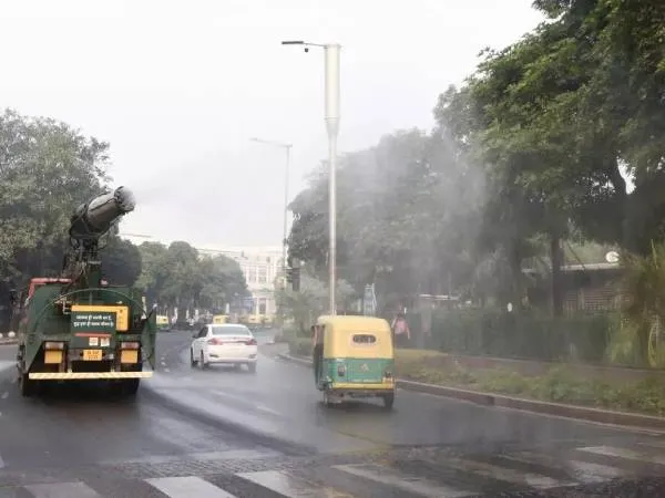 ফের &lsquo;ভয়াবহ&rsquo; দিল্লির বাতাস, ধোঁয়াশায় ঢাকা রাজধানী, দেরিতে চলছে বহু ট্রেন