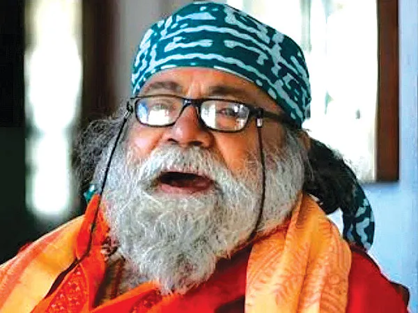 &lsquo;লাল পাহাড়ির দেশ&rsquo; রেখে অচিন দুনিয়ায় অরুণ চক্রবর্তী