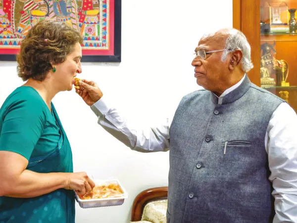গান্ধী পরিবারেই আস্থা ওয়েনাড়ের, দাদার ব্যবধান ছাপিয়ে ৪ লক্ষ ভোটে জয়ী প্রিয়াঙ্কা