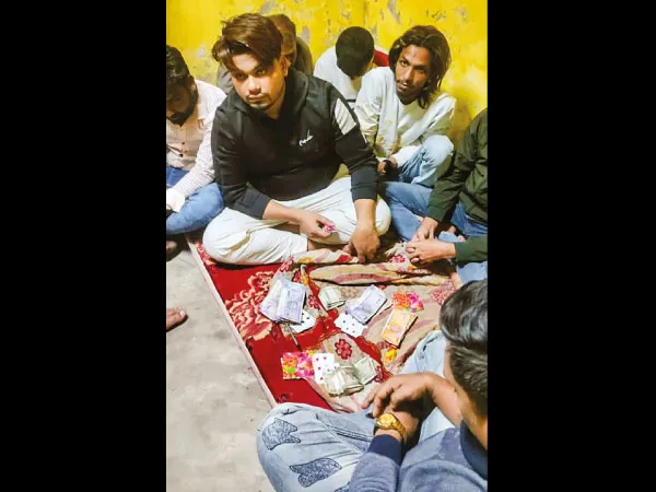 পুরকর্মীদের আবাসনে রমরমিয়ে জুয়ার ঠেক, পুলিসের জালে ১৩