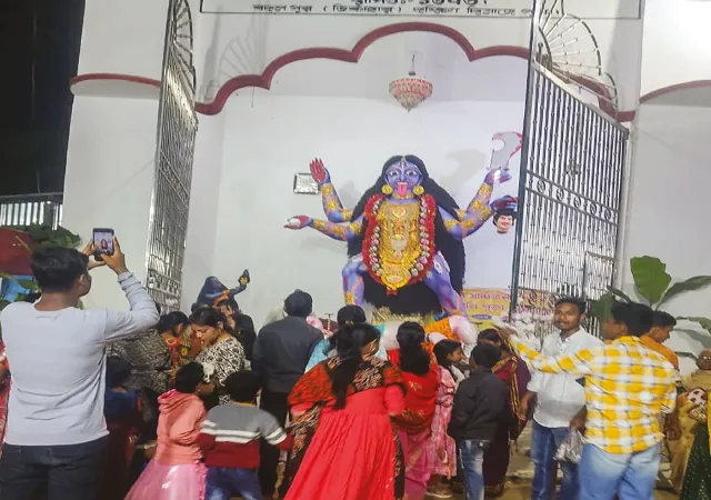 ছোট বোল্লাকালী পুজোতেও ব্যাপক ভিড় তপনের বদলপুরে
