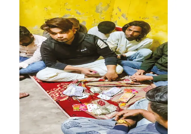 পুরকর্মীদের আবাসনে রমরমিয়ে জুয়ার ঠেক, পুলিসের জালে ১৩