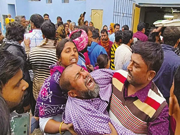 রাতে বাড়ি ফেরার পথে সড়ক দুর্ঘটনা, ২ তরুণের মৃত্যু, শোক