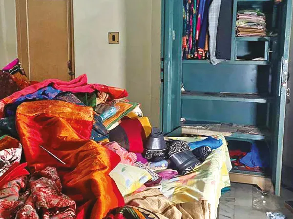 &lsquo;মায়েদের&rsquo; সামনে আগ্নেয়াস্ত্র রেখে, পুরুষদের হাতে বোমা ধরিয়ে ডাকাতি