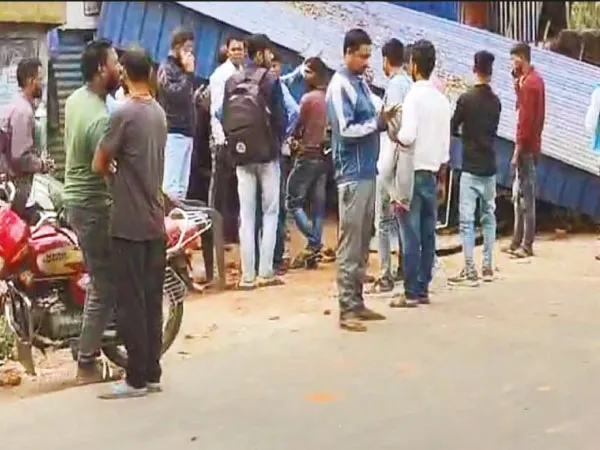 জাতীয় সড়কের ধারে দোকানে ঢুকল গাড়ি, মৃত ১