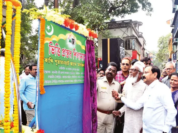 পুরনো মসজিদ ভেঙে নতুন তৈরি করছেন হিন্দু ও মুসলিম সম্প্রদায়
