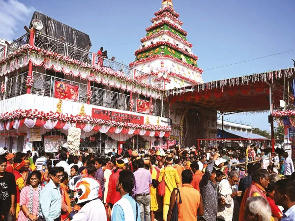 ছুটির দিনে উপচে পড়া ভিড় বোল্লাকালী মন্দিরে