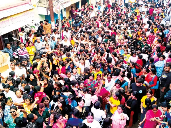 বহরমপুরে দুই ভৈরবের শোভাযাত্রায় মানুষের ঢল