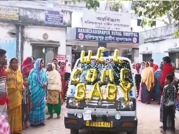 ফুলে সাজানো গাড়ি, ডিজে বাজিয়ে কন্যাসন্তানকে ঘরে আনলেন বাবা-মা