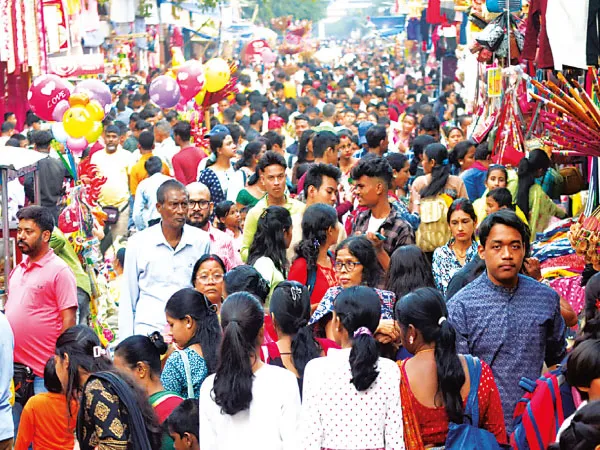রাসমেলায় ব্যবসায়ীদের এখনও পর্যাপ্ত বেচাকেনা হয়নি, মেলার দিন বৃদ্ধির দাবি