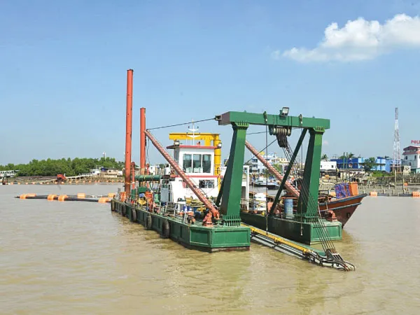 মুড়িগঙ্গায় বিদ্যুৎ টাওয়ারের মাঝে গজানো চর কাটতে পৃথক ড্রেজার