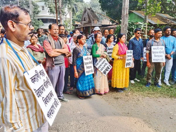 কঠিন বর্জ্য ব্যবস্থাপনা ঘিরে বিজেপি বিধায়কের কার্যালয়ে বিক্ষোভ