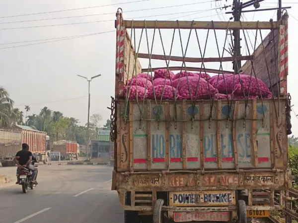 বাংলাদেশে নতুন করে গেল না আলু, পেঁয়াজের গাড়ি