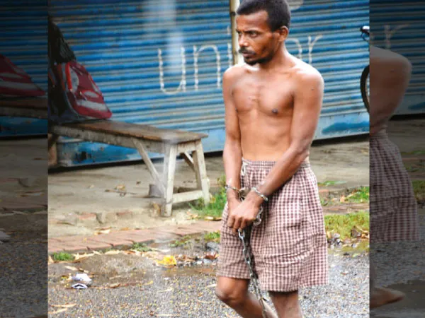 ১৫ বছর ধরে রাস্তায় ঘুরছেন শিকলবাঁধা হাসেন
