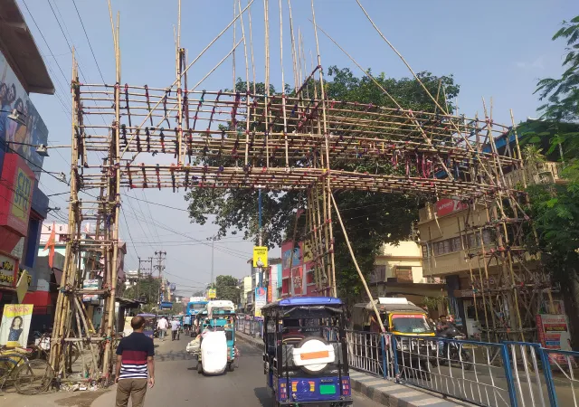পুজোর পরও বিভিন্ন মোড়ে বাঁশের তোরণ, দুর্ঘটনার আশঙ্কা রায়গঞ্জে&nbsp;