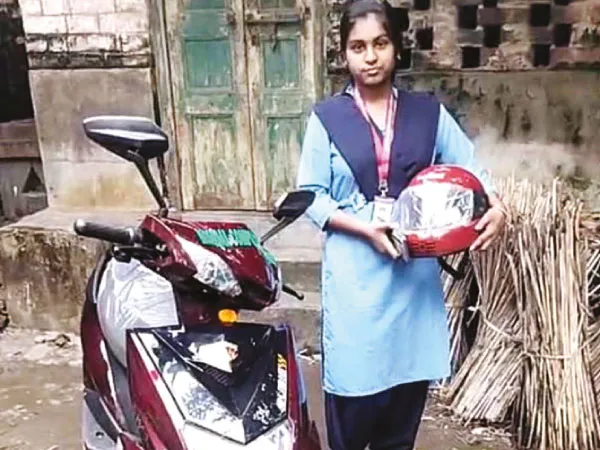 ট্যাব কেনার জন্য ১০ হাজার টাকা দিলেন মুখ্যমন্ত্রী, মোবাইল তো হলই, সঙ্গে ফাউ স্কুটার