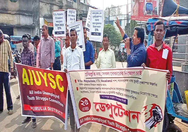 রঘুনাথপুরে কাজের দাবিতে বেকার যুবদের ডেপুটেশন