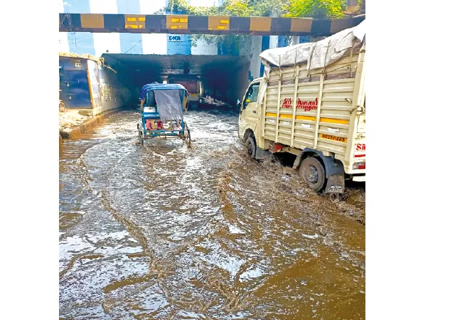 শীতের শুরুতেও আন্ডারপাসে হাঁটু জল নোংরা পেরিয়ে নিত্য যাতায়াত, ভোগান্তি
