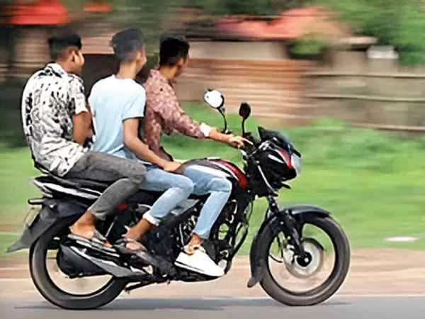 গতির উদ্দামতায় বাজে ধ্বংসের গান
সন্দীপন বিশ্বাস