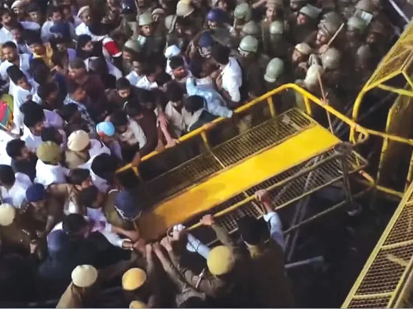 &lsquo;রাজ&rsquo; পরিবারের বিবাদে উত্তপ্ত উদয়পুর প্রাসাদ, পাথর ছোড়াছুড়িতে আহত তিন