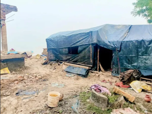 গঙ্গার গ্রাসে ভিটে, কনকনে ঠান্ডার মধ্যে ত্রিপলের নীচে বাস দুর্গতদের