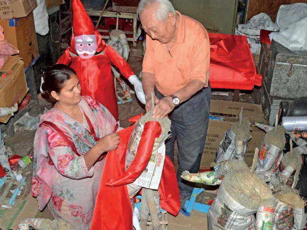 কার্তিকের কাঠামোয় এসে বসে সান্টা ক্লজ, ময়ূরের জায়গা নেয় বলগা হরিণ