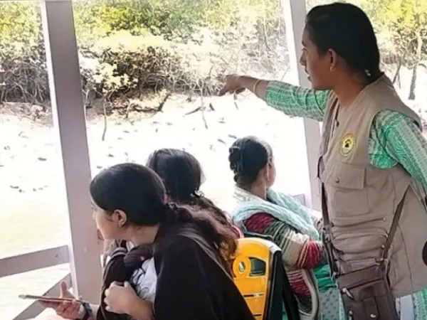 সুন্দরবনের গাইড দ্বিতীয় বর্ষের ছাত্রী,&nbsp;পর্যটকদের চেনাচ্ছেন জঙ্গল-বাঘের ডেরাও