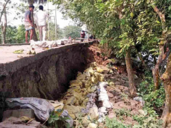 উলুবেড়িয়ার জগদীশপুরে নতুন করে নদী ভাঙন, আতঙ্ক বাড়ছে&nbsp;
&nbsp;