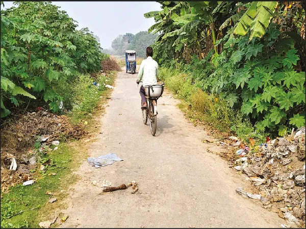 রাস্তার দু&rsquo;ধার ভাগাড়ে পরিণত, সমস্যায় নিত্য যাতায়াতকারীরা