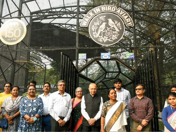 বিদেশের ধাঁচে ১০ হাজার স্কোয়ার ফুটের পাখির খাঁচা, মাঝ দিয়ে মানুষ চলার টানেল