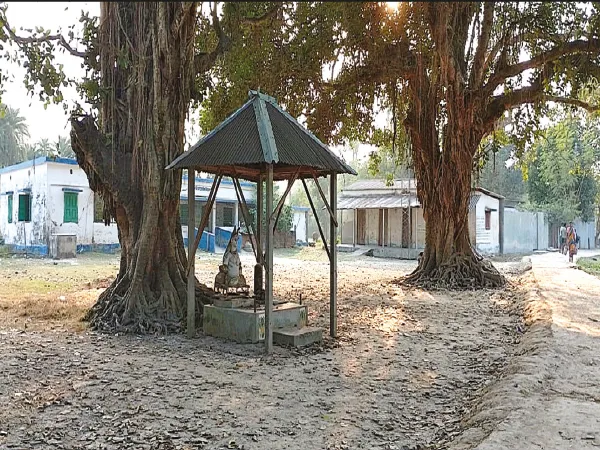 তপনের চণ্ডীপুরে কাজীভাগ প্রাথমিকে সীমানা প্রাচীরের দাবি অভিভাবকদের