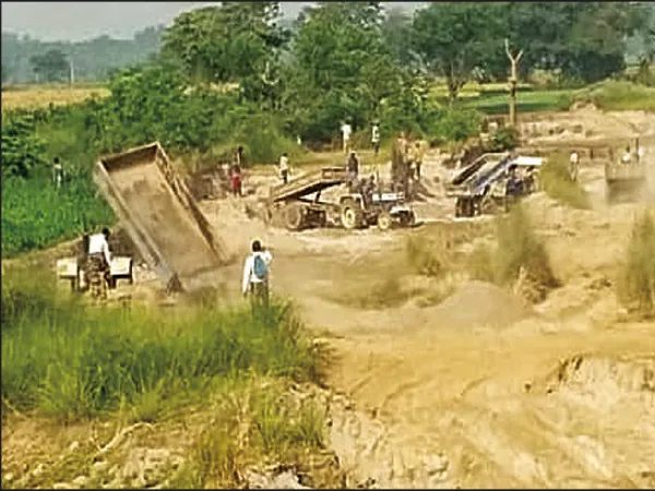 নবদ্বীপে ভাগীরথী নদী থেকে কাদামাটির নামে তোলা হচ্ছে বালি, চিঠি প্রশাসনকে