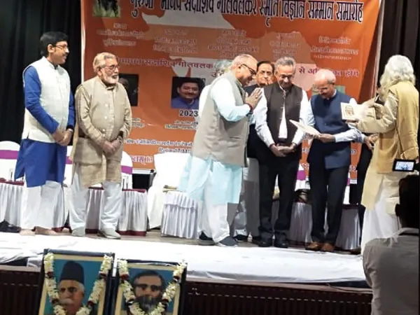 গোলওয়ালকর নামাঙ্কিত পুরস্কার বিতরণী, বিতর্ক