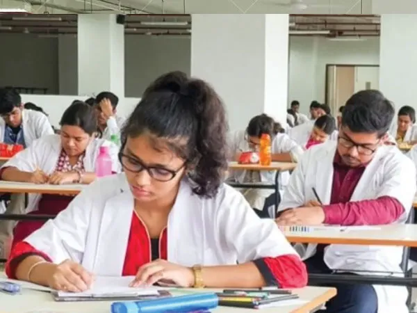 পরীক্ষা হলে লাইভ স্ট্রিমিংয়ে আপত্তি,&nbsp;রাজ্যের সিদ্ধান্তের বিরুদ্ধে আবেদন জুনিয়র ডাক্তারদের