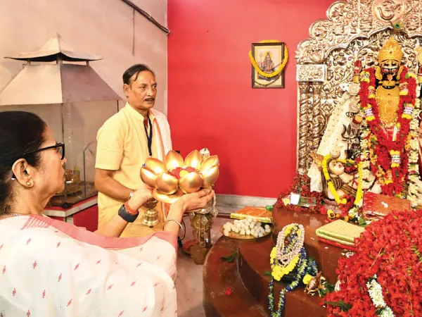 &nbsp;নৈহাটি ফেরিঘাট এবার বড়মা&rsquo;র নামে,&nbsp;মন্দিরে অঞ্জলি দিয়ে রাজ্যবাসীর মঙ্গল কামনায় আরতি মুখ্যমন্ত্রীর