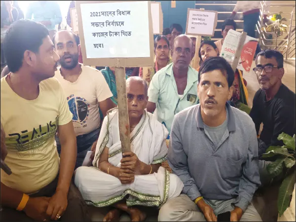 কাটোয়ায় পরিবার নিয়ে ধর্নায় বসলেন ডেকরেটর থেকে হোটেল ব্যবসায়ীরা
