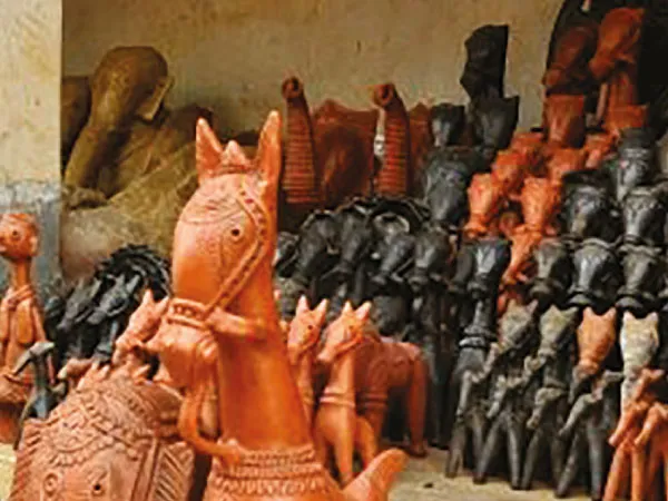জাতীয় ক্যাটালগে জায়গা বাংলার কাঠের মুখোশ, টেরাকোটা মূর্তির