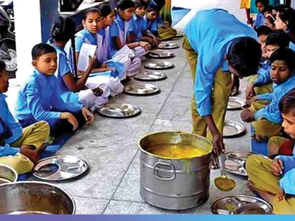 দু&rsquo;বছরে মিড ডে মিলে বাড়ল মাত্র ৭৪ পয়সা!